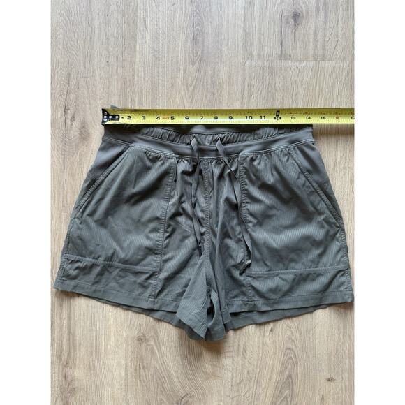 Lululemon Dance Studio High-Rise Short 3.5" Lined Size 6 Army Green -LW7CCGS - Picture 3 of 6